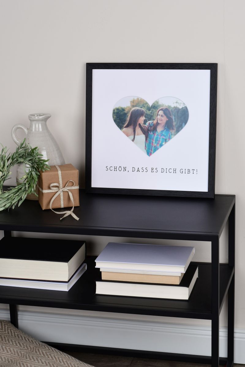 Marco de fotos 30x30 en negro con paspartú de corazón para regalar en un ambiente de hogar